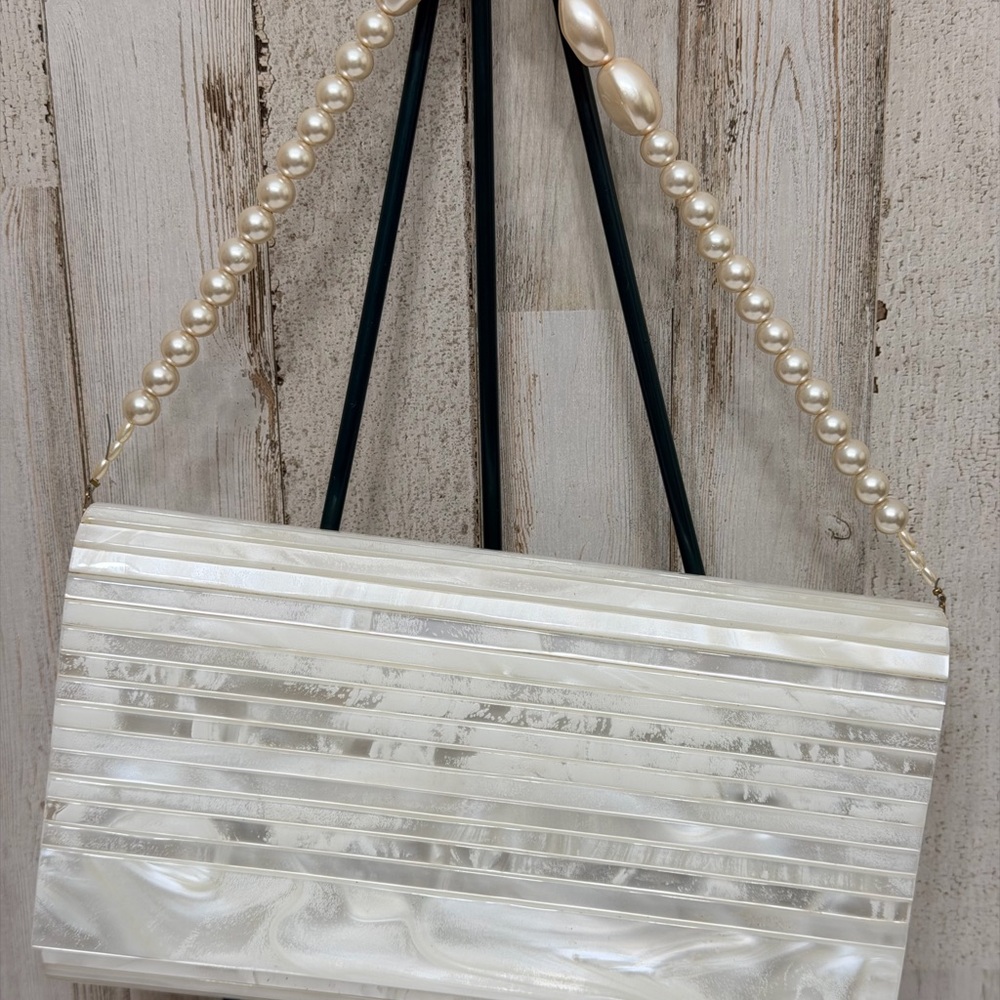 Chic Warburg Pearl-Handled Mother of Pearl Look Clutch